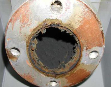 カーボンが蓄積されたエンジン内部